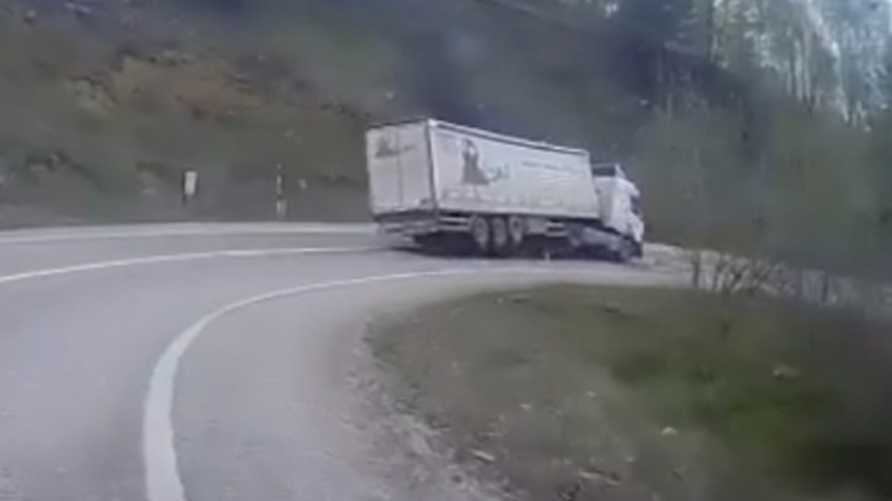 İnegöl’de Su Yüklü Tır Devrildi: Ekipler Sürücüyü Camı Kırarak Kurtardı